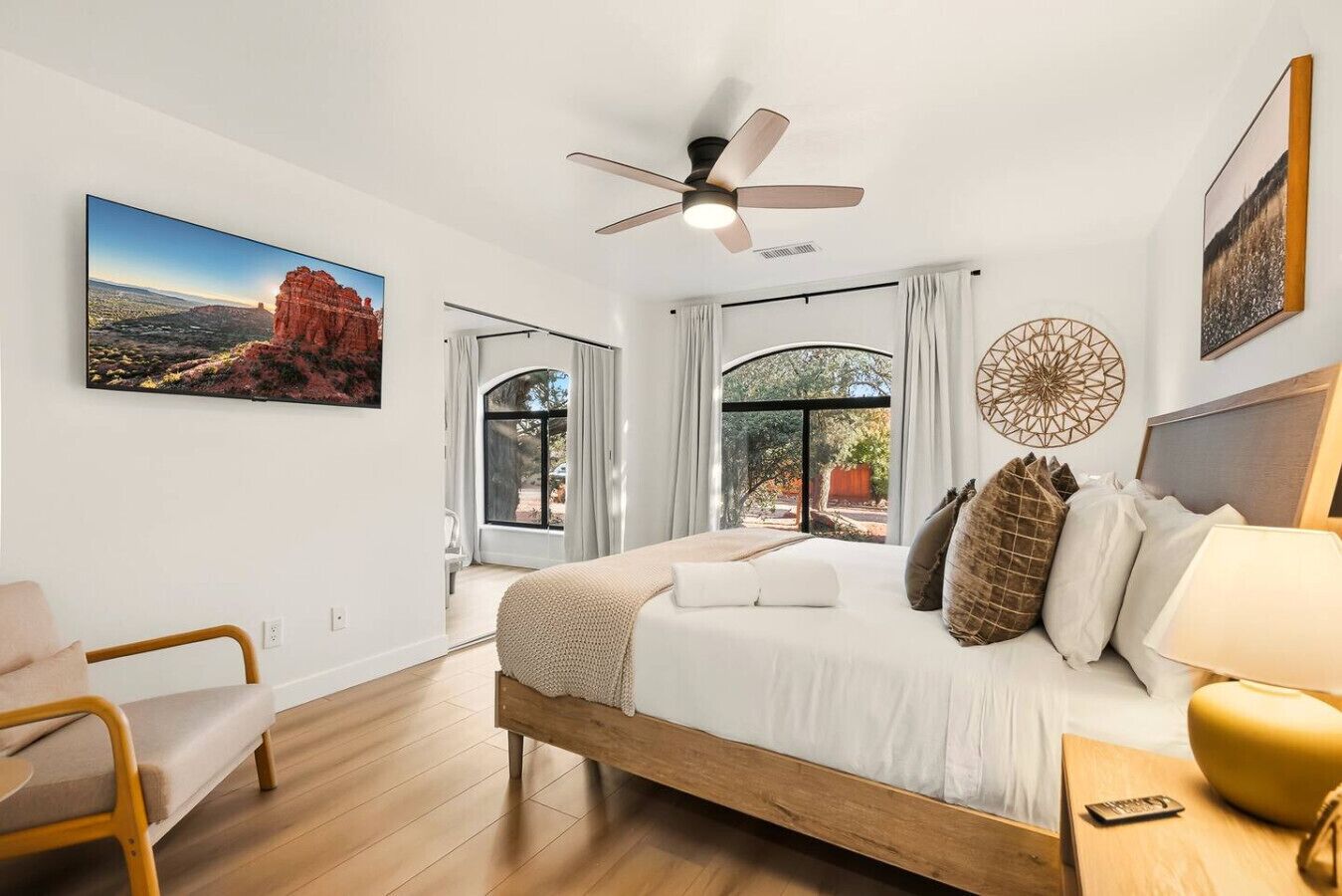 4 habitaciones, escritorio y tabla de planchar con plancha 