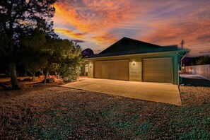 Exterior - Epic Sedona Stay! Heated pool/Spa/YogaStudio/Games (Sedona)