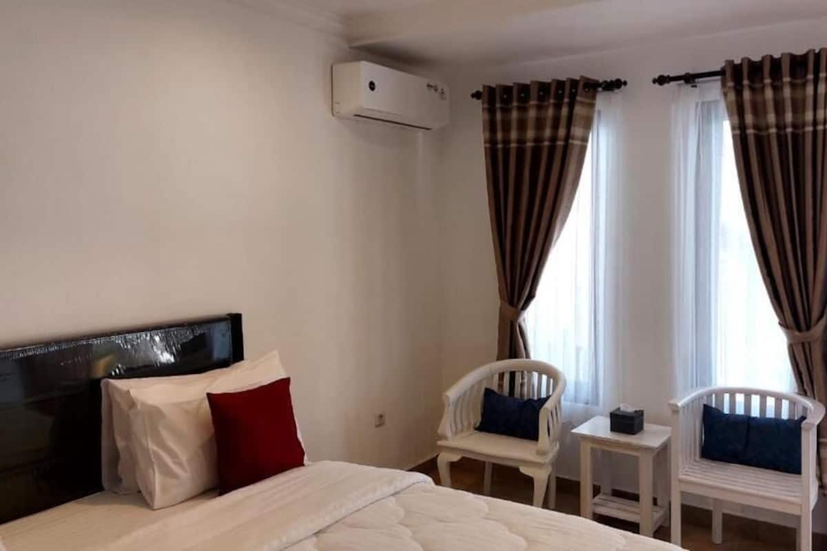 Svit - balkong - utsikt mot poolen