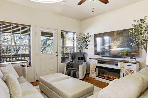 Private Waterfall-View Condo, Luxurious Bedding, Private Patio, Walk to Saloon