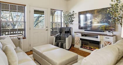 Private Waterfall-View Condo, Luxurious Bedding, Private Patio, Walk to Saloon
