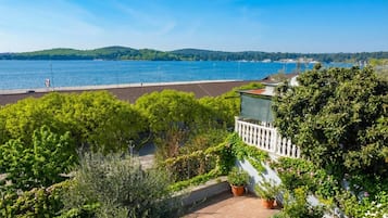 Family Studio, Microwave, Sea View (Apartment Akidado - Garden & Sea View) | Property grounds