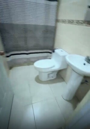 Douche, serviettes fournies, papier toilette