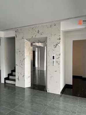 Lift - HongHome Nami Airport Building (Thanh Pho Ho Chi Minh)