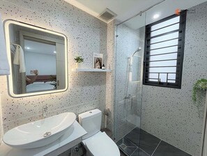 Departamento de lujo | Baño | Regadera, regadera tipo lluvia, amenidades de baño gratuitas 