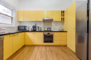 Fridge, microwave, oven, stovetop - Home on the YARRA heart of ALPHINGTON (Alphington)