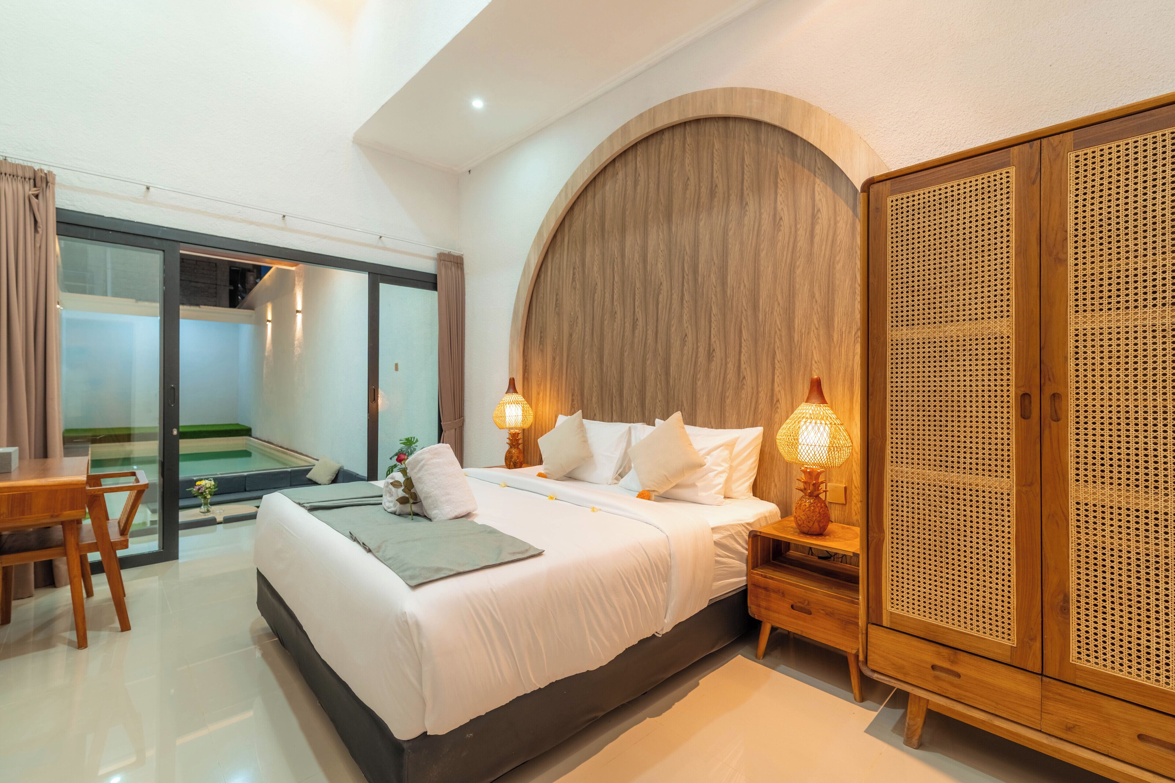 Deluxe-Apartment, Poolblick | Zimmersafe, Bügeleisen/Bügelbrett, kostenloses WLAN