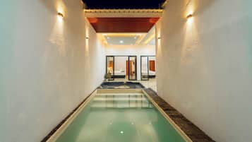 Kolam renang indoor