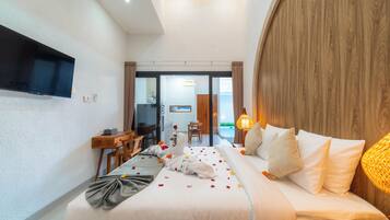 Apartemen Deluks, pemandangan kolam renang | Brankas, setrika/meja setrika, dan Wi-Fi gratis