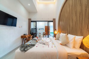 Departamento Deluxe, vista a la alberca | Caja de seguridad en la habitación y tabla de planchar con plancha