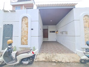 Deluxe appartement, uitzicht op zwembad | Exterieur