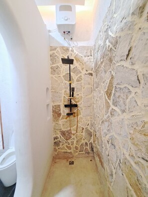 Deluxe appartement, uitzicht op zwembad | Badkamer