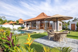 Una piscina al aire libre