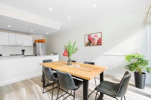 Dining - Travers Townhouse - Close to CBD, Gated Community (Wagga Wagga)