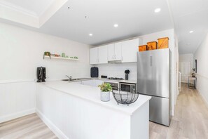 Private kitchen - Travers Townhouse - Close to CBD, Gated Community (Wagga Wagga)