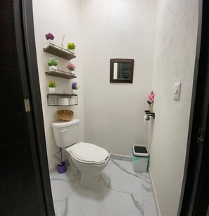 Een douche, handdoeken, toiletpapier