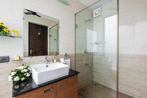 Villa, balkon, uitzicht op strand | Badkamer | Gratis toiletartikelen, zeep, shampoo, toiletpapier