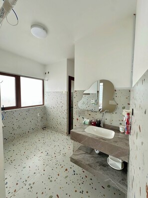 Familielejlighed - udsigt til have | Badeværelse