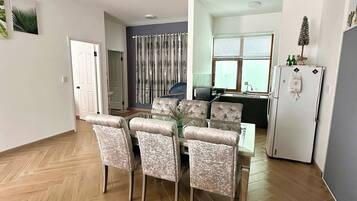 Familielejlighed - udsigt til have | Spiseområde