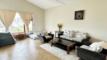 Perhehuoneisto, näköala puutarhaan | Oleskelualue