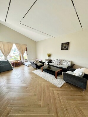 Căn hộ dành cho gia đình, quang cảnh vườn | Khu phòng khách