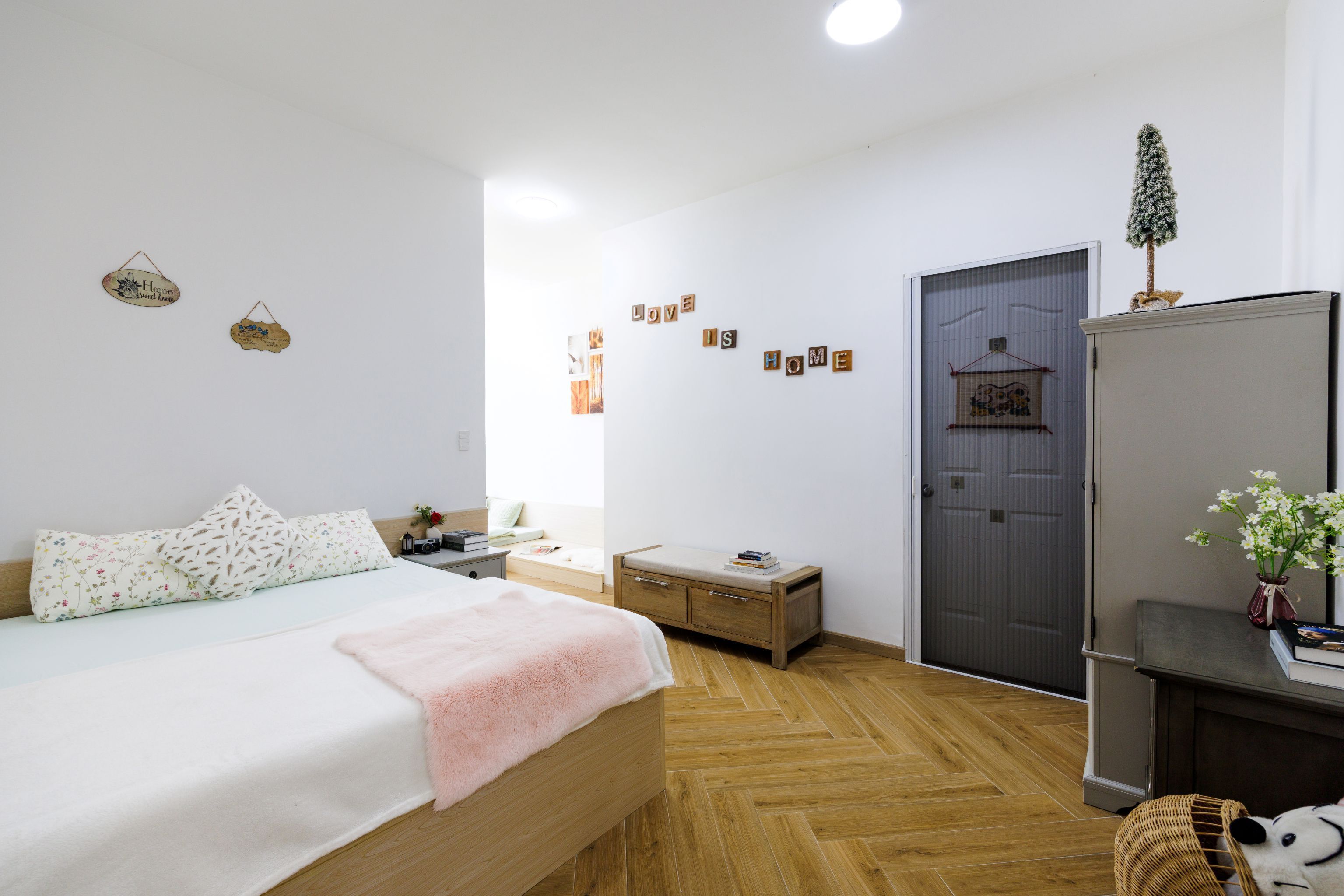 Premium bedding, free minibar items, blackout drapes, soundproofing