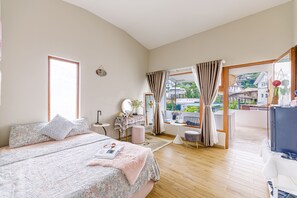 Quarto luxo | Roupas de cama premium, frigobar (abastecido com alguns itens grátis)