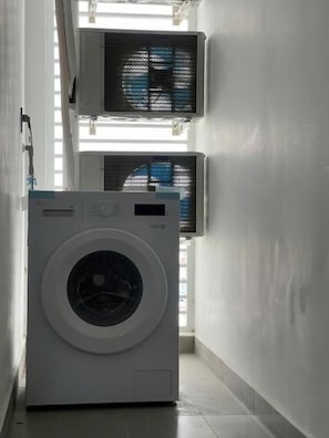 Condo, balcón, vista parcial al océano | Interior