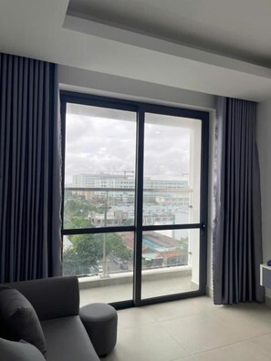 Condo, balcón, vista parcial al océano | Interior