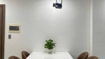 Kondominium, balkon, pemandangan laut sebagian | Tempat makan