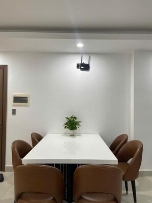 Condo, balcón, vista parcial al océano | Restaurantes