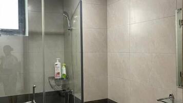 Apartamento, balcón, vistas parciales al mar | Baño | Zapatillas
