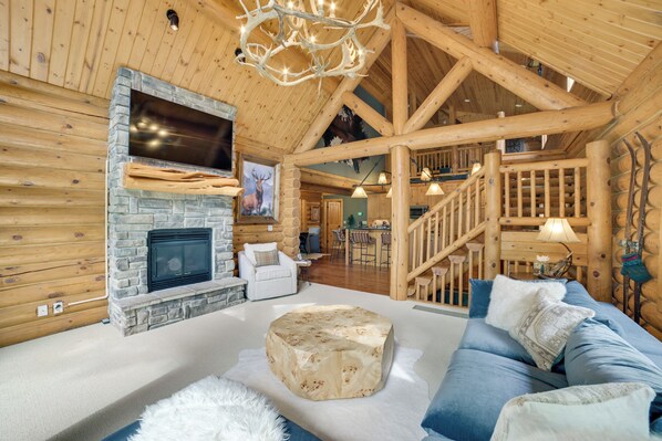 TV, fireplace, foosball - Ski-In, Ski-Out Group Getaway in Harbor Springs! (Harbor Springs)
