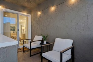 Terrace/patio - FREE BIKES Balboa 3Bedroom steps to Beach and Bay (Newport Beach)