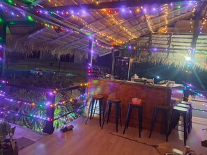 Suite estudio de lujo, vistas al complejo turístico | Bar (en el alojamiento)