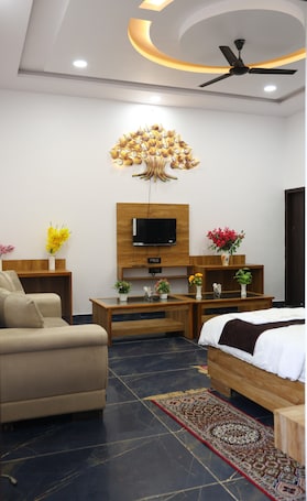 Luxury Double Room, Park View | Desk, laptop workspace, free WiFi. The Sunflower Resort