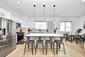 Private kitchen - Downtown Houston Modern Gem, Near NRG and More (Houston)