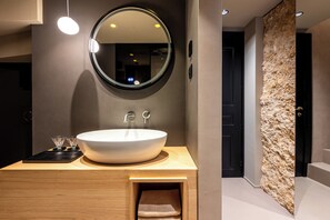 Luxury Room | Bathroom | Free toiletries, slippers, toilet paper