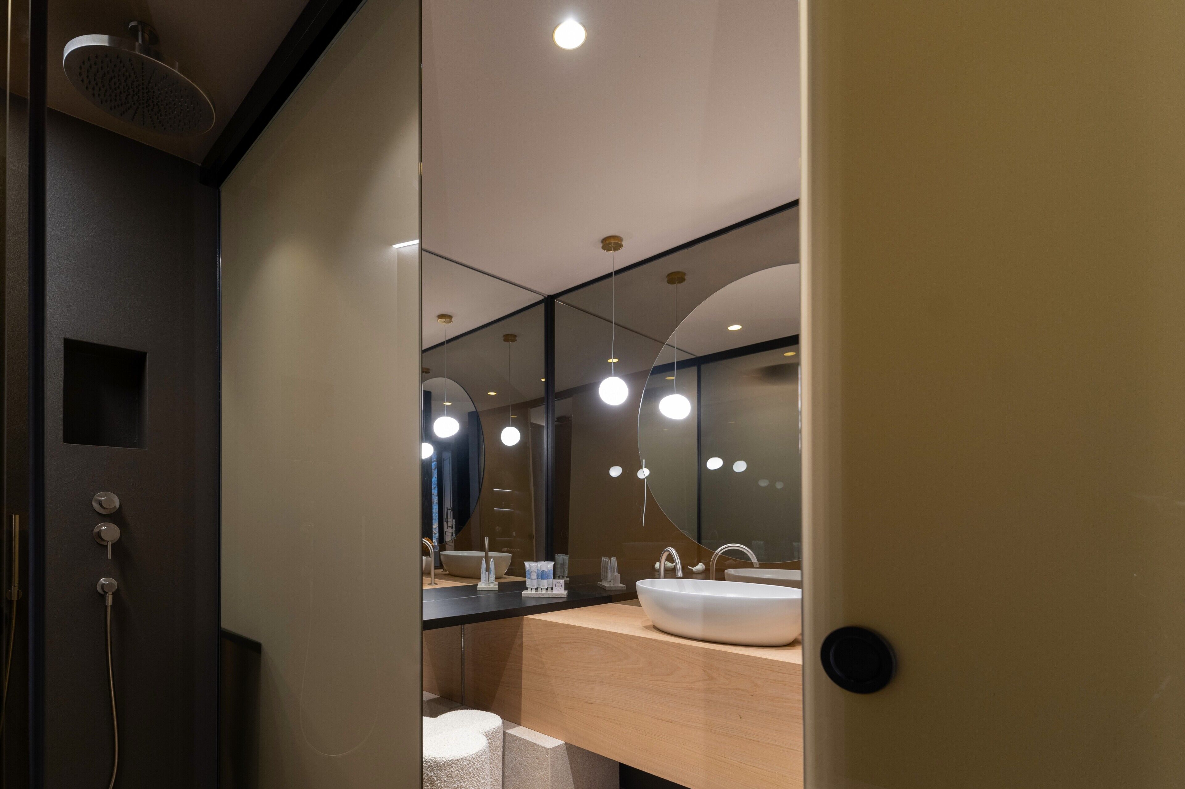 Quarto design | Banheiro | Produtos de toalete grátis, chinelos, papel higiênico 