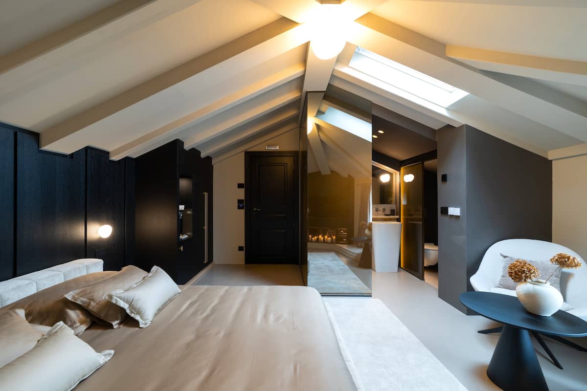 Signature Room | Laptop workspace, free WiFi