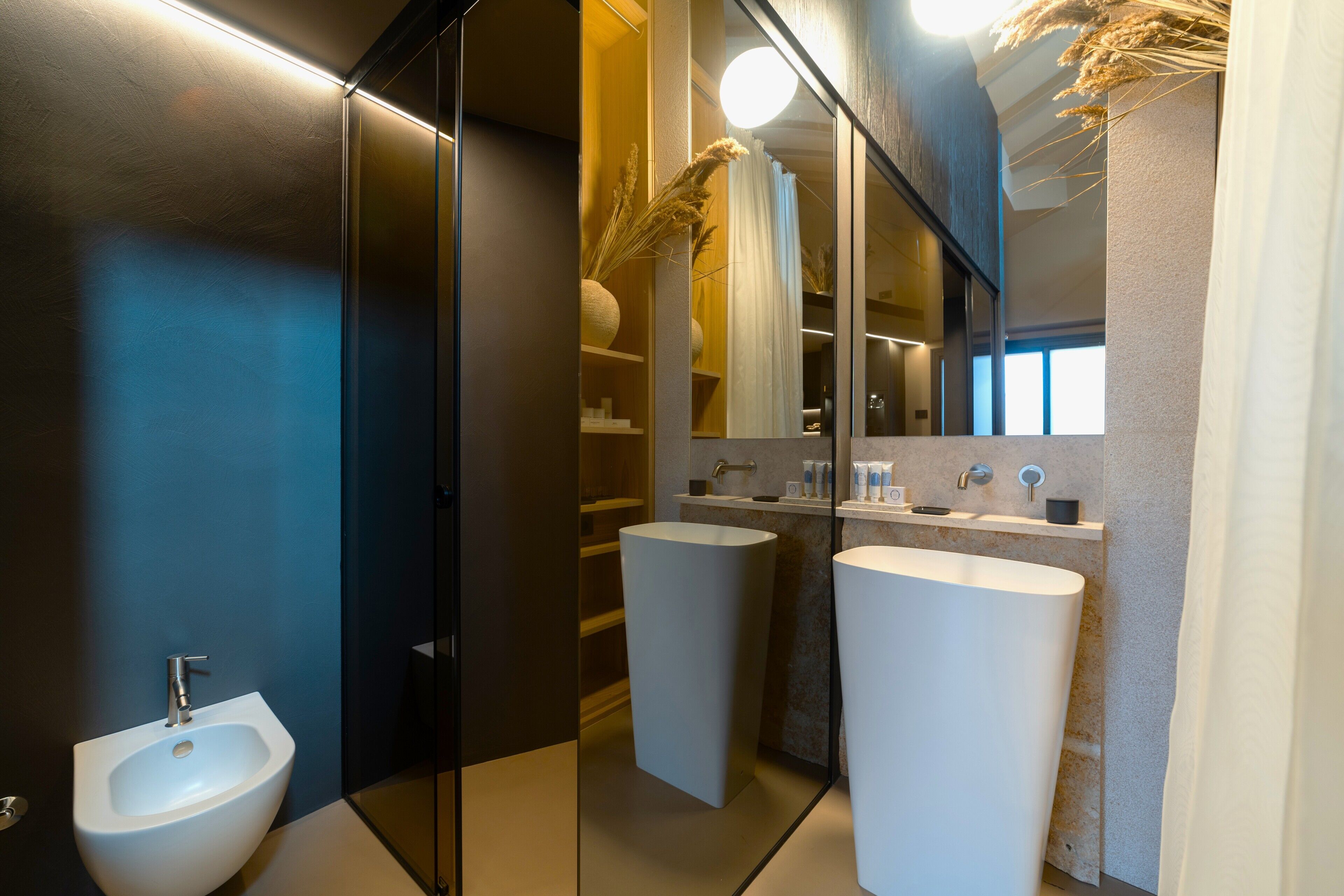 Luxe kamer | Badkamer | Gratis toiletartikelen, pantoffels, toiletpapier