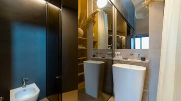 Luxe kamer | Badkamer | Gratis toiletartikelen, pantoffels, toiletpapier