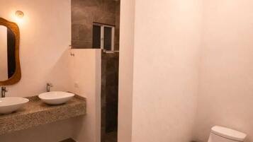 Serviettes fournies, savon, papier toilette