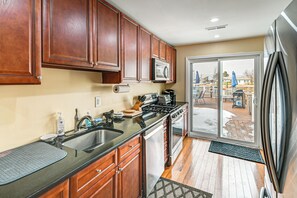 Fridge, microwave, stovetop, dishwasher - Dock! Waterfront Haven 2 Mi to Atlantic City Beach (Atlantic City)