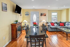 Interior - Dock! Waterfront Haven 2 Mi to Atlantic City Beach (Atlantic City)