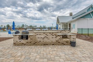 Terrace/patio - Swim, Play & Golf: 'Divine Retreat on Long Beach' (Longs)