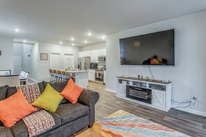 Living area - Swim, Play & Golf: 'Divine Retreat on Long Beach' (Longs)