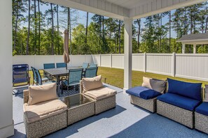 Outdoor dining - Swim, Play & Golf: 'Divine Retreat on Long Beach' (Longs)