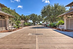 Terrace/patio - Steps to Shore & Restaurants: Coligny Beach Gem! (Hilton Head Island)