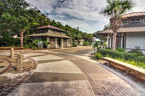 Property grounds - Steps to Shore & Restaurants: Coligny Beach Gem! (Hilton Head Island)